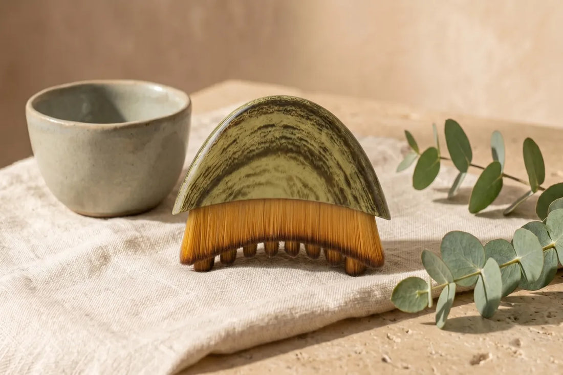 Brosse de drainage lymphatique visage GlowSculpt en bois naturel