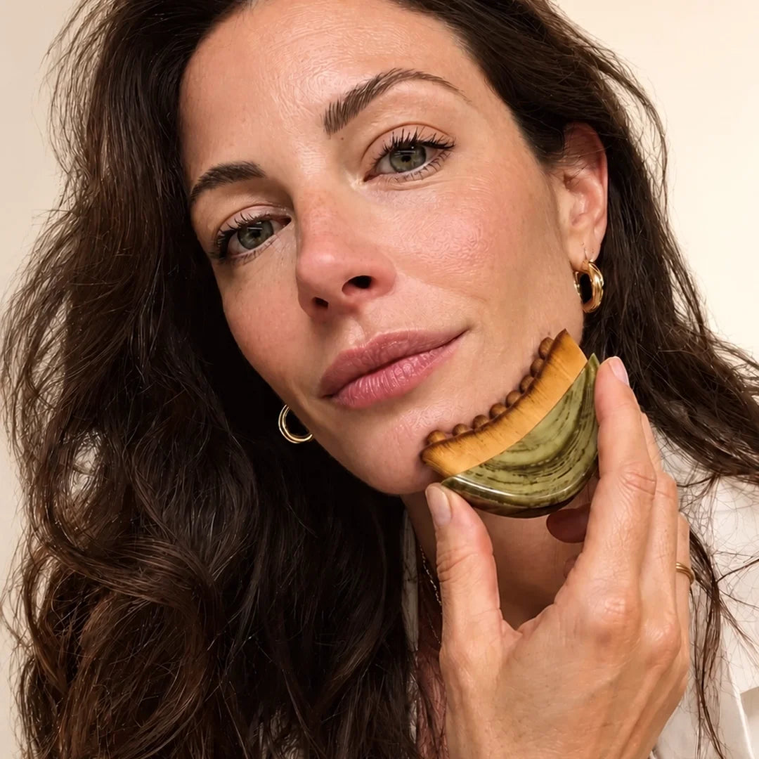 Femme utilisant la brosse GlowSculpt de drainage lymphatique facial sur la mâchoire
